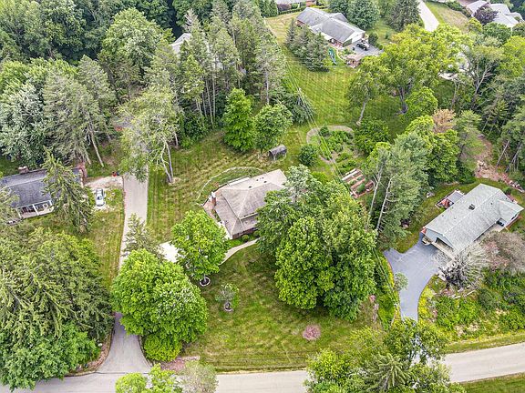 3rd image of 122 Spruce Dr