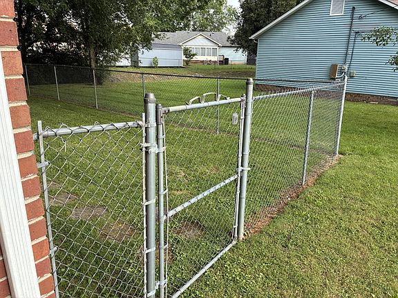 4th image of 301 Summer Dr