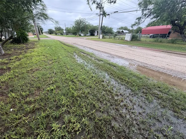 2101 Brown Ave, Jourdanton, TX 78026