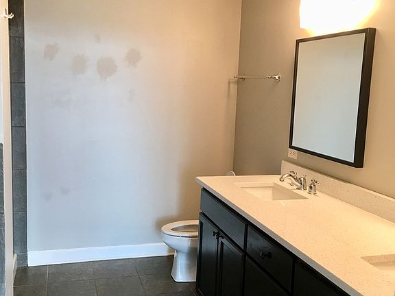 5th image of 1600 S Prairie Ave Unit 810