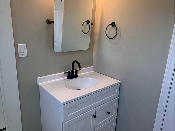 5th image of 325 Kaul Ave #1