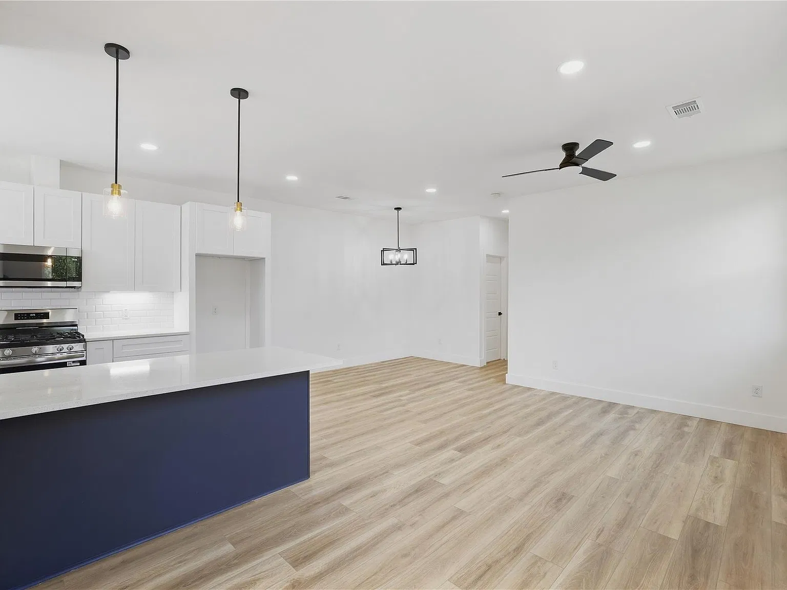 3 bed, 2.0 bath, 1206 sqft, $1,700 — Photo 3