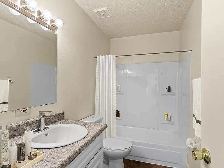 Westport Crossing Apartments — Photo 39