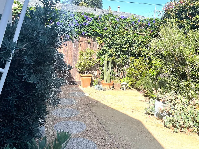 Outdoor shower for invigorating rinse after surfing, or to start your day with a fresh air jolt. (UNHEATED)