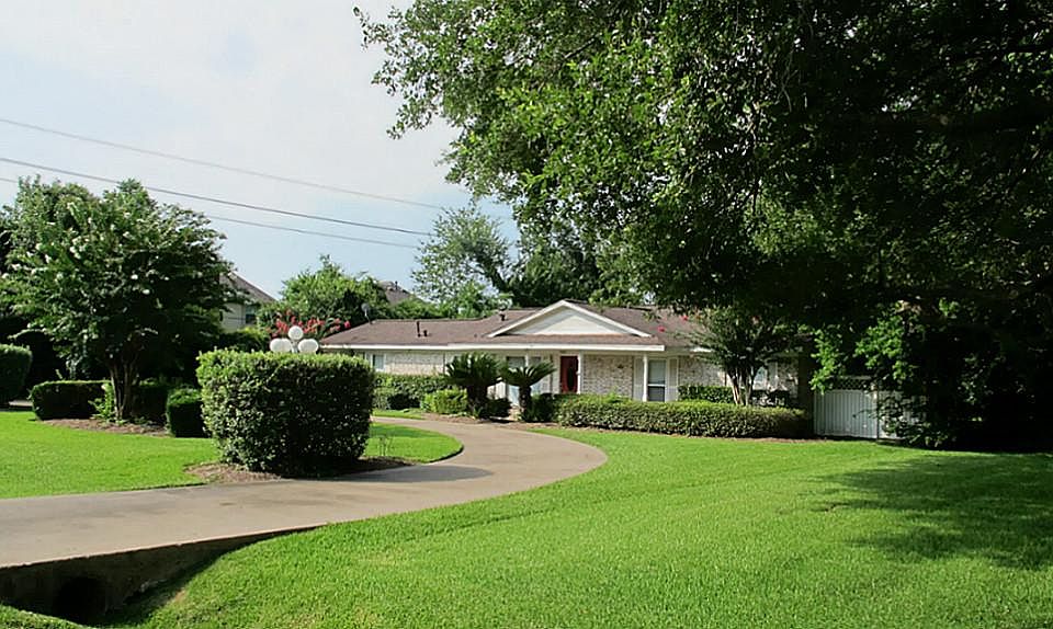 Front view of home with circular driveway