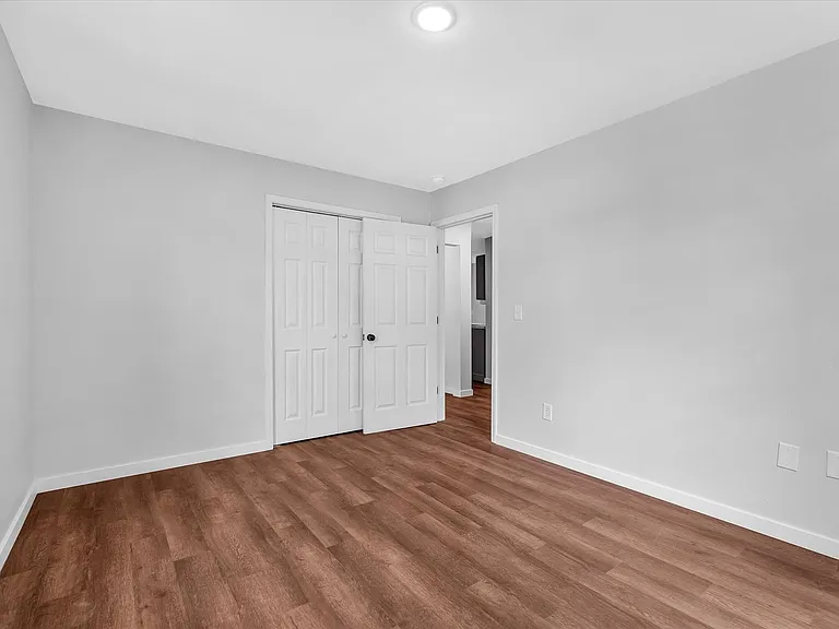 107 E Elm St — Photo 24
