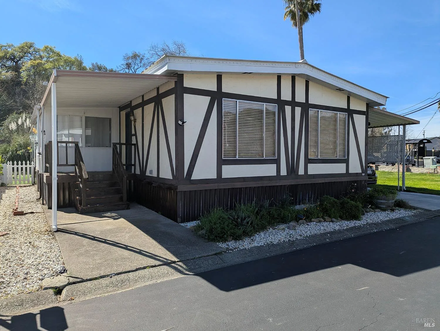 8 Camellia Drive photo 1