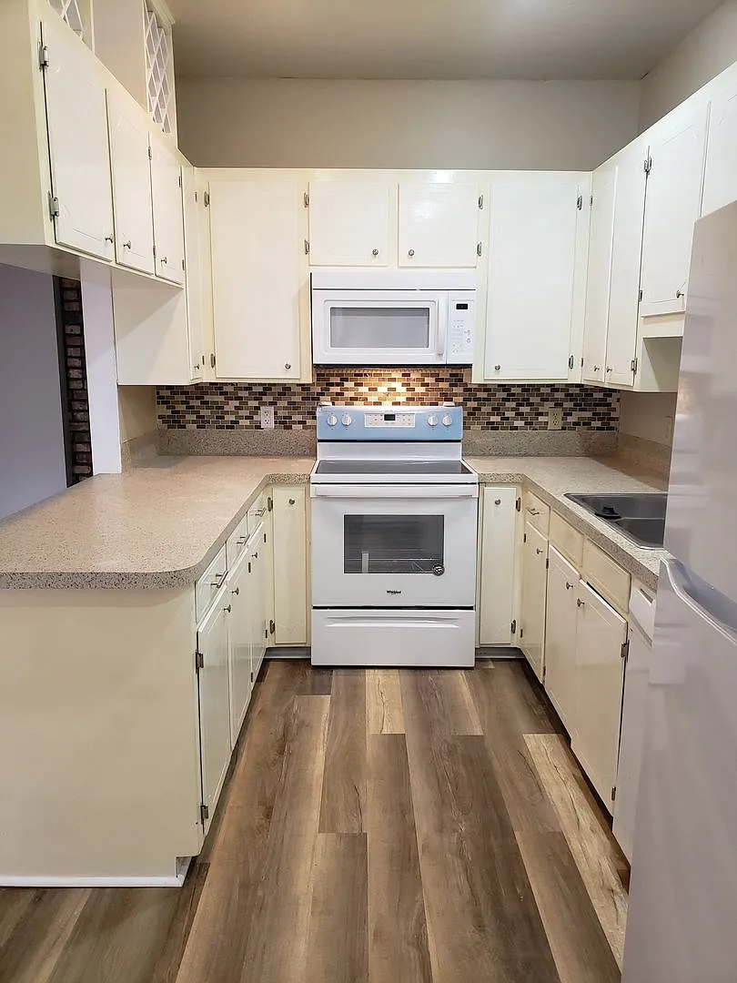Remodeled 2 bedroom/1&1/2 bathroom in Eastwood on the Bayou — Photo 1