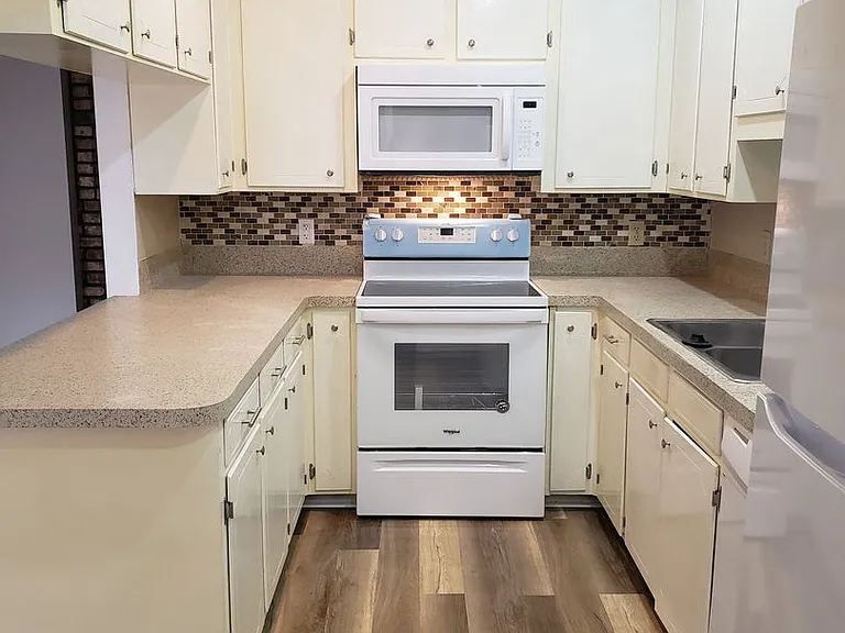 3360 Eastwood Dr — Photo 1