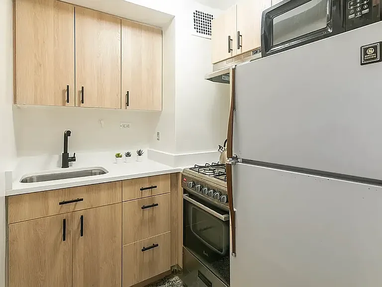 210 E 47th St #10B — Photo 4