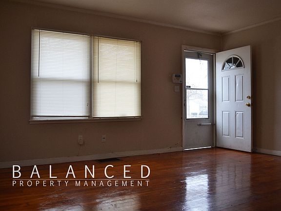 1137-Pinecrest-livingroom