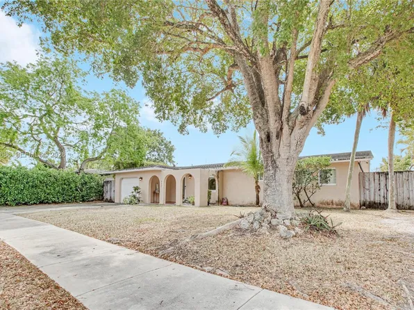 9330 SW 165th St, Palmetto Bay, FL 33157