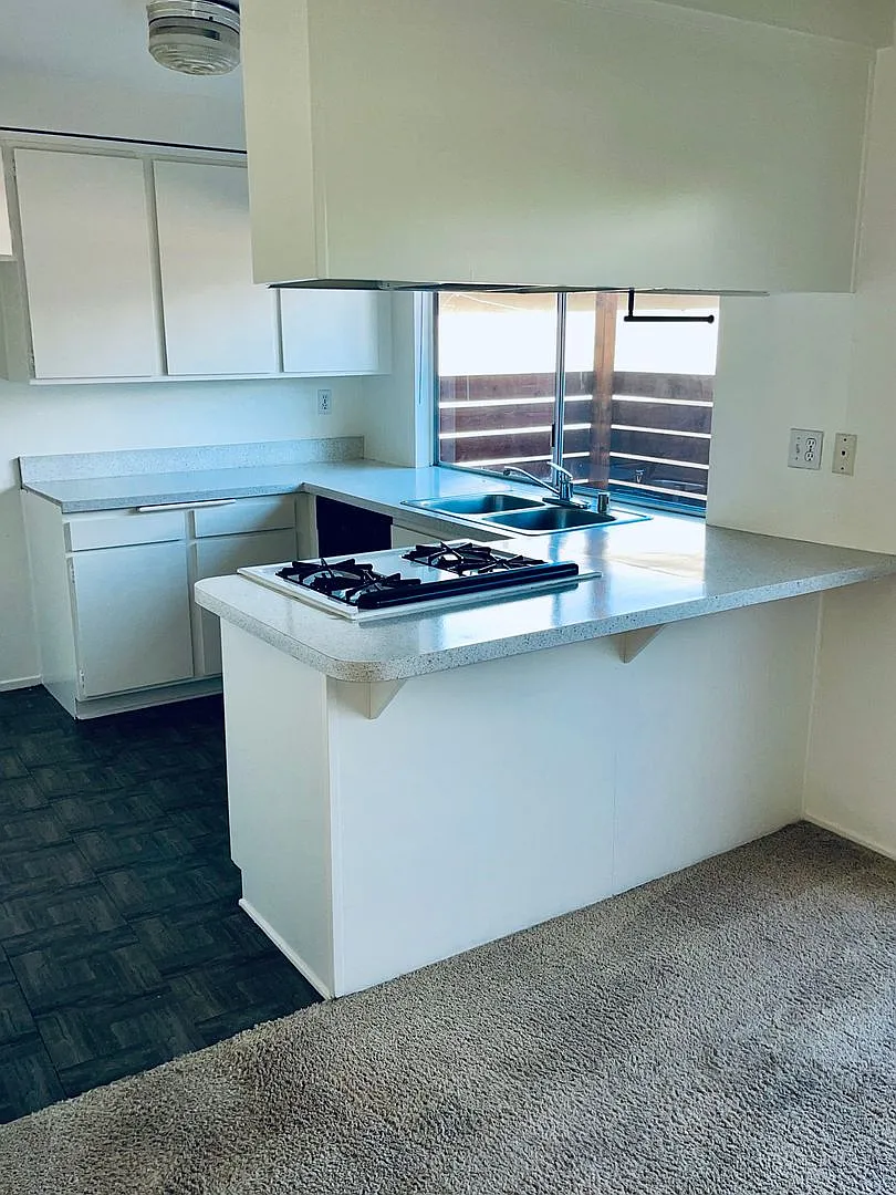 Spacious 1 bed / 1 bath Apartment with Garage — Photo 1