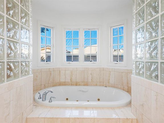 4th image of 1415 Sunset Harbour Dr #204