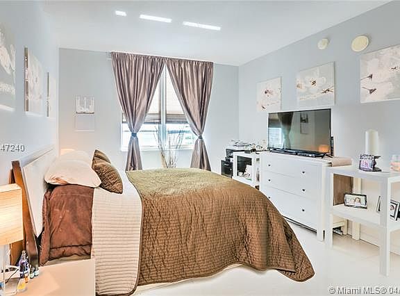 4th image of 186 SE 12th Ter APT 1601