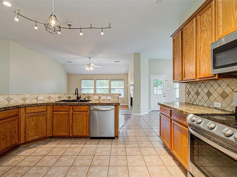 18223 Heathridge Ln — Photo 23