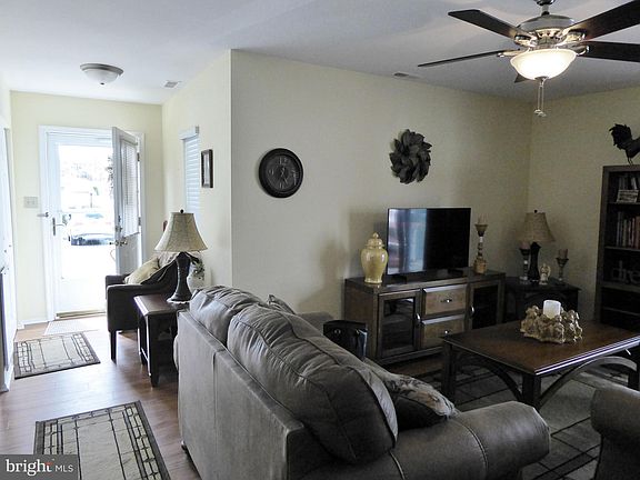 5th image of 2139 E Chestnut Ave APT 6
