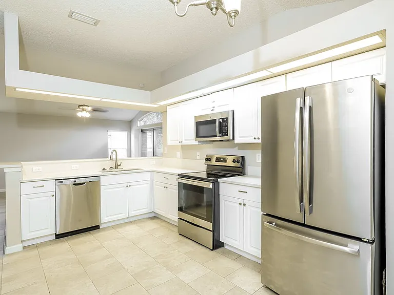 1126 E Brookwood Bluff Rd — Photo 8