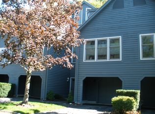 103 Fawn Ridge Ln, Norwalk, CT 06851