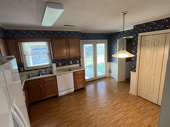 3rd image of 101 Dogwood Ct