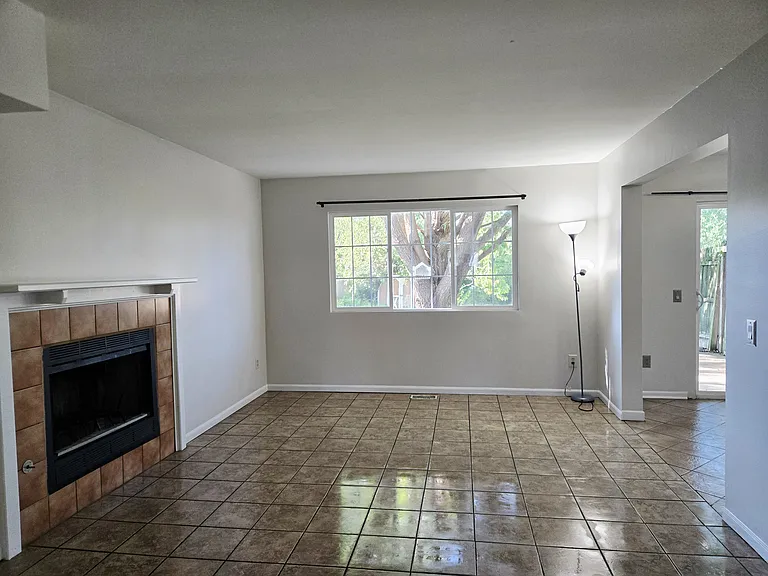 960 Autumn Ln — Photo 14