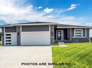 2918 Crest View Cir, Norwalk, IA 50211