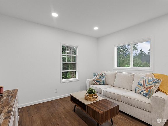 5th image of 126 S Vista Way