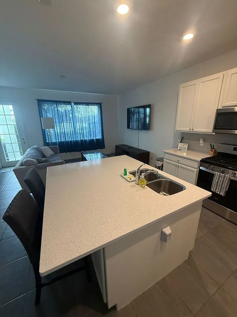 Charming 2BR Townhome in Davenport — Photo 4