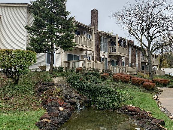 3rd image of 7927 Woodridge Dr #211