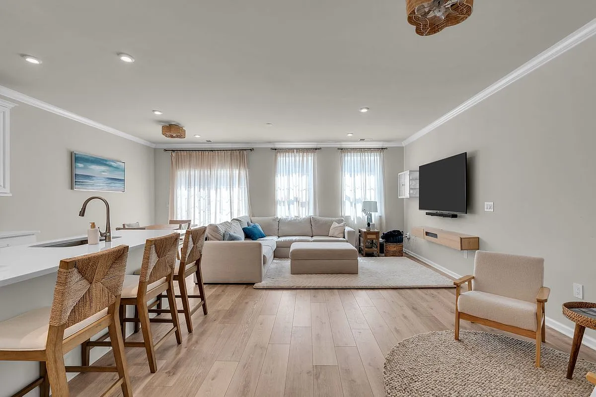 3 bed, 2.5 bath, 1712 sqft, $3,900 — Photo 1