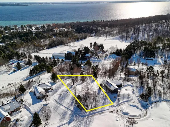 5891 S Calle Ct, Suttons Bay, MI 49682