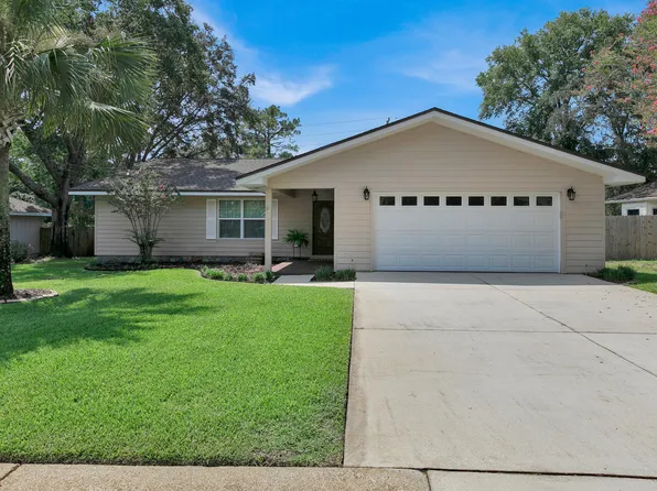 4 Shamrock Dr, Mary Esther, FL 32569