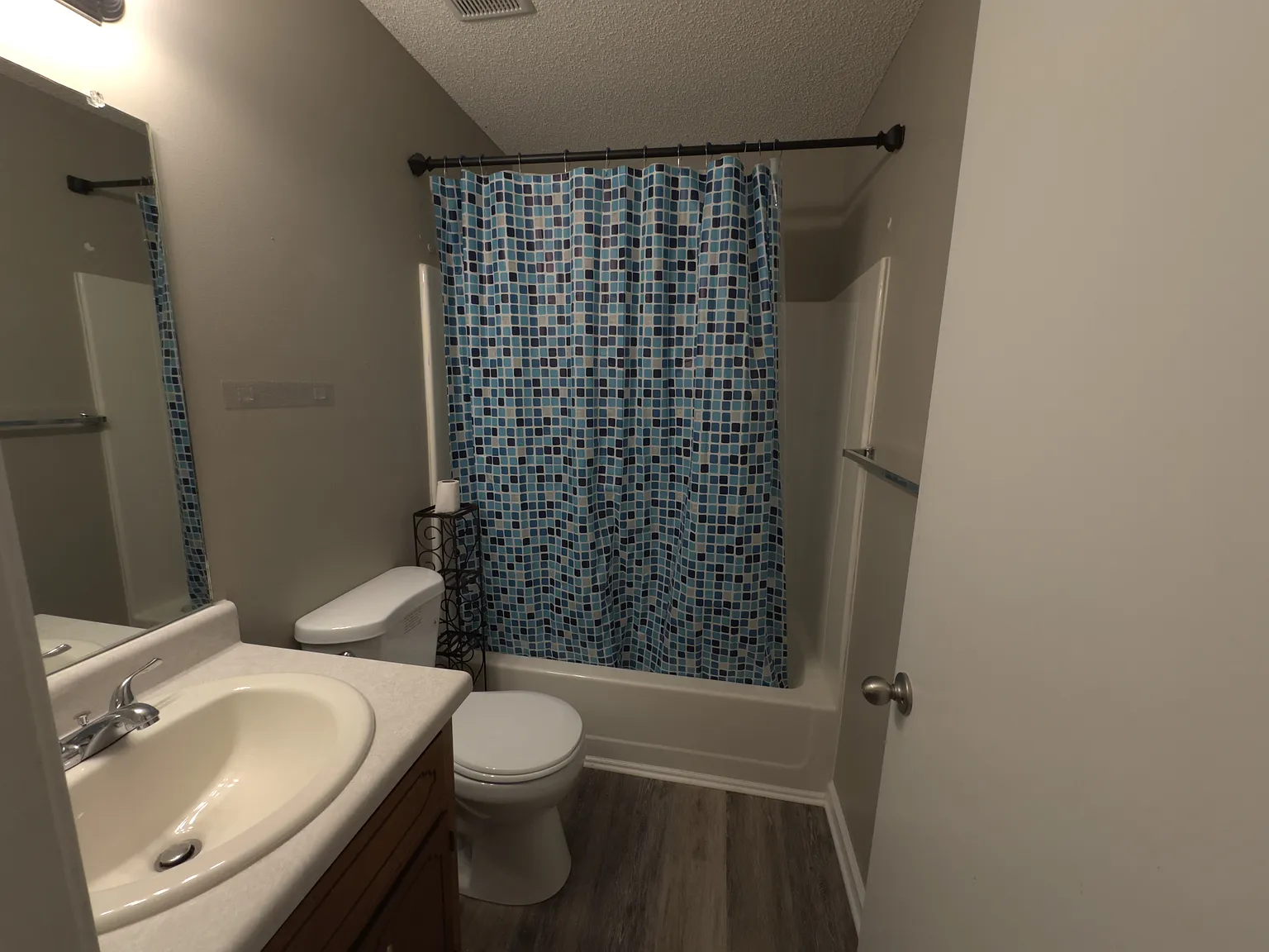 100 Waterford Dr — Photo 4