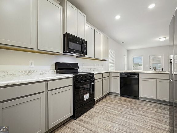 5th image of 529 Summerfield Ln NW