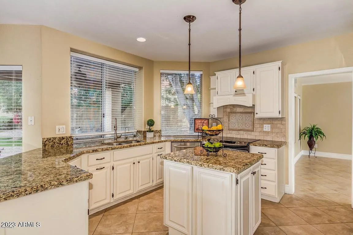5 bed, 2825 sqft, $3,600 — Photo 3