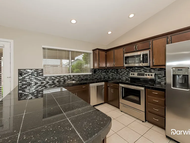 5923 W Garden Dr — Photo 2