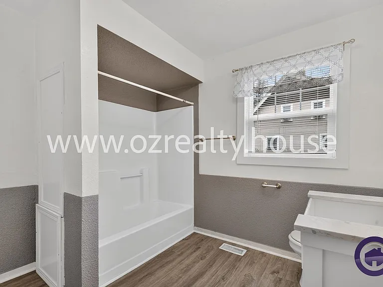 565 Viking St — Photo 14