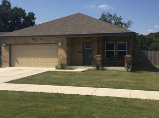 904 W 8th St, Taylor, TX 76574