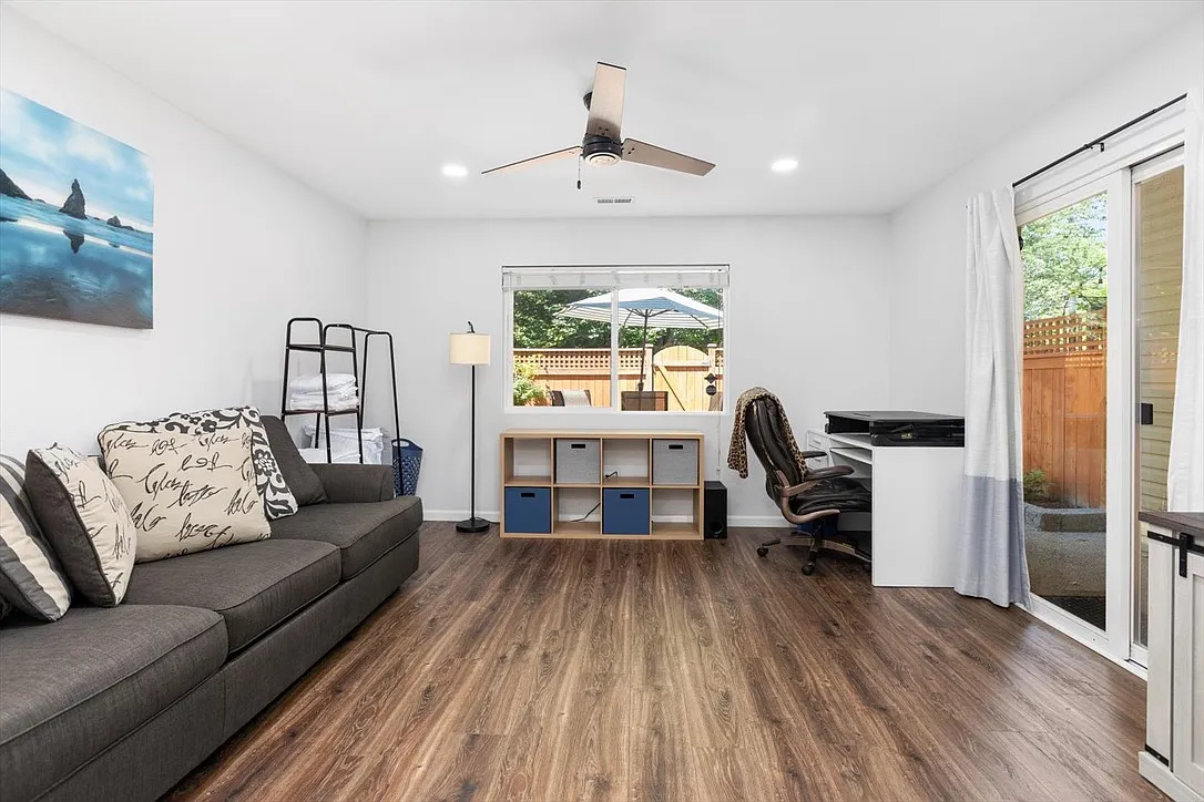 3 bed, 2.5 bath, 1704 sqft, $3,165 — Photo 3