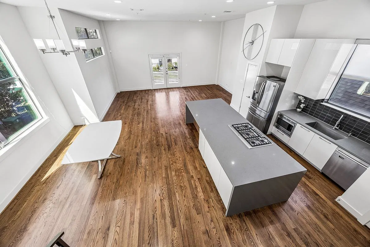 3 bed, 5.0 bath, 2529 sqft, $3,800 — Photo 3
