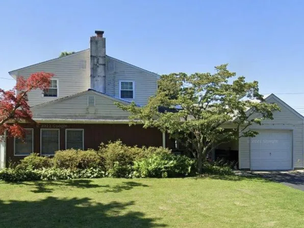 69 Blue Spruce Ln, Levittown, PA 19054