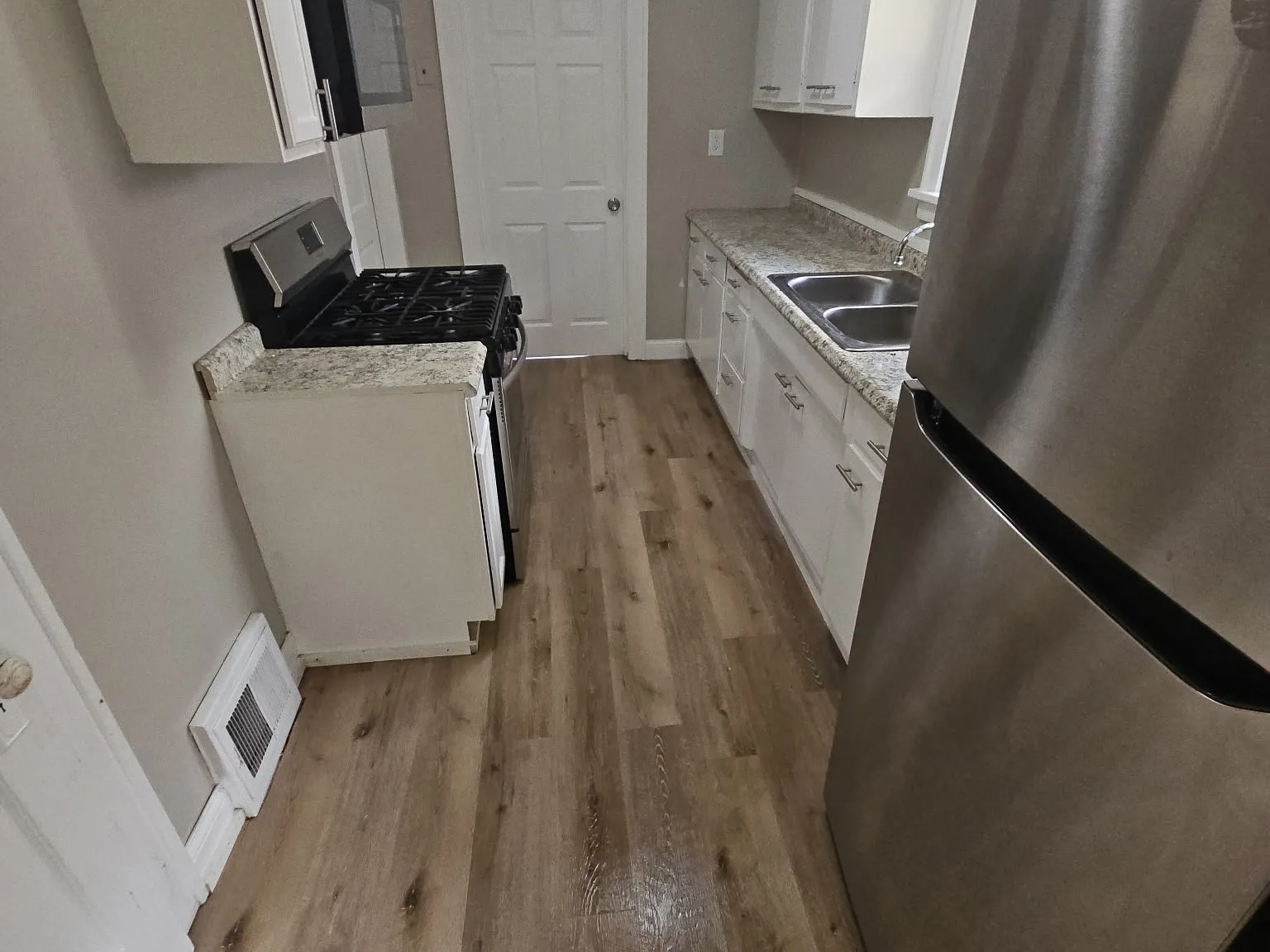1311 Evelyn St - 2 — Photo 2