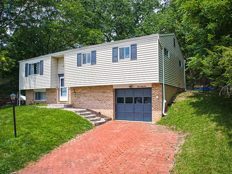 466 Mohican Ave — Photo 2