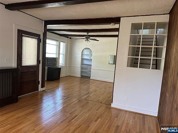 4th image of 207 Roosevelt Ave