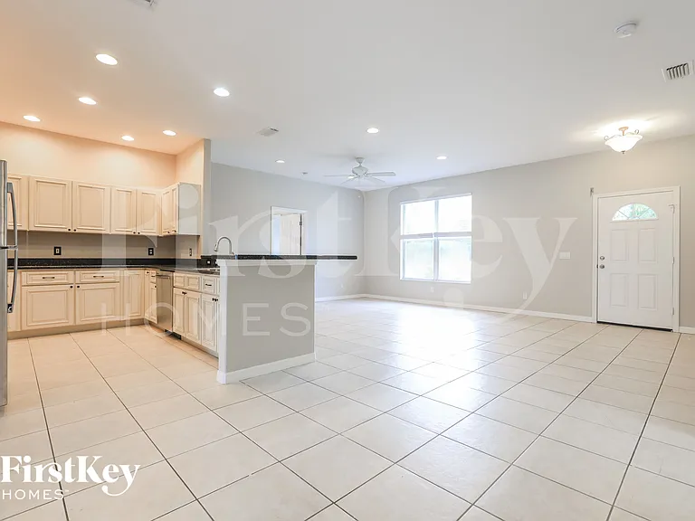 4511 Jaslo Ave — Photo 5