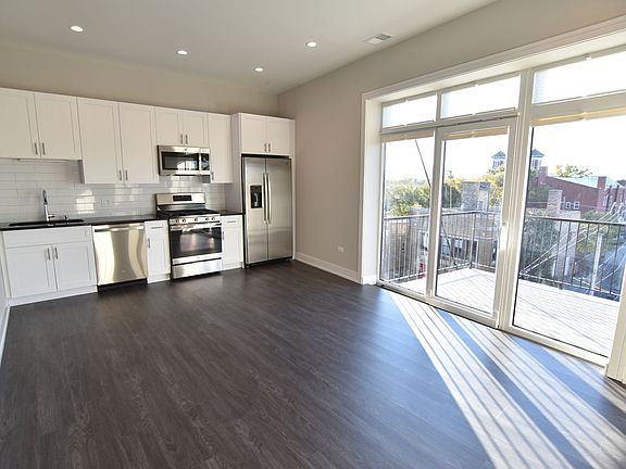 3rd image of 1730 W Greenleaf Ave #401