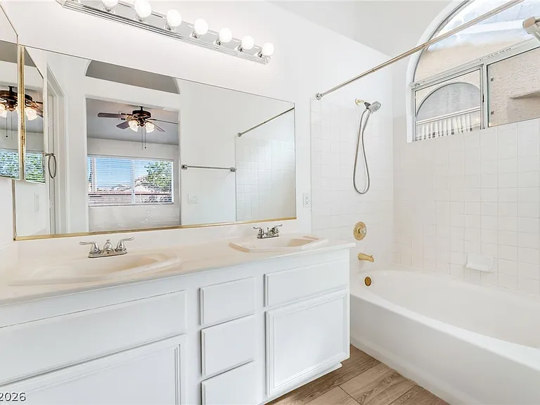 9724 Panorama Cliff Dr — Photo 23