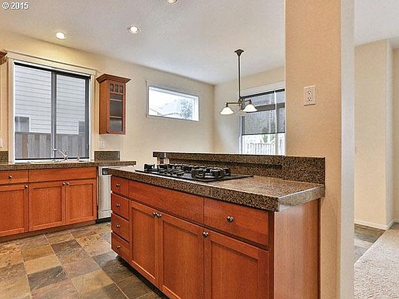 5th image of 593 NE Caden Ave