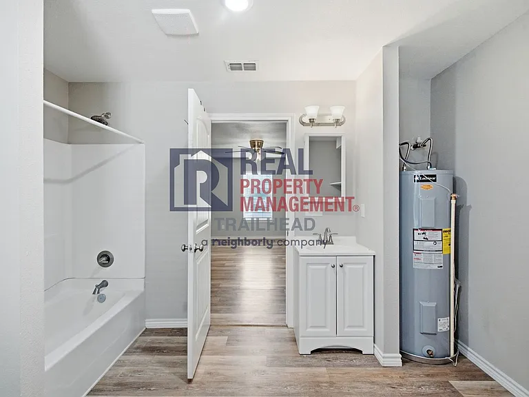 1590 W Long St — Photo 19