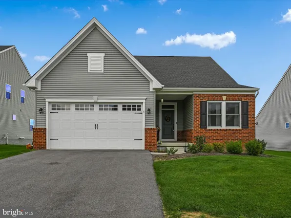 6 Lady Harrington Dr, York, PA 17402